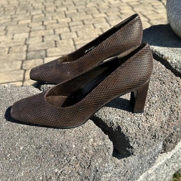 STUART WEITZMAN~BROWN/BRONZE SNAKE SKIN PUMPS~VERY GOOD CONDITION~SIZE 8.5~BR - Picture 9 of 11